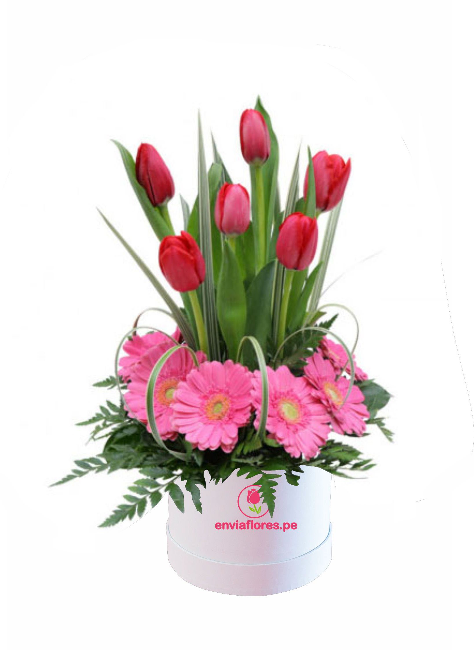 arreglo floral de tulipanes rojas y yerberas - Floreria en Cajamarca envia  flores